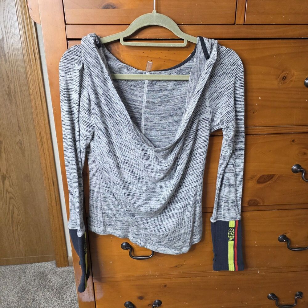 Free People Movement Hoodie Size Medium Gray Sweater Cuffs Activewear Scoop Neck